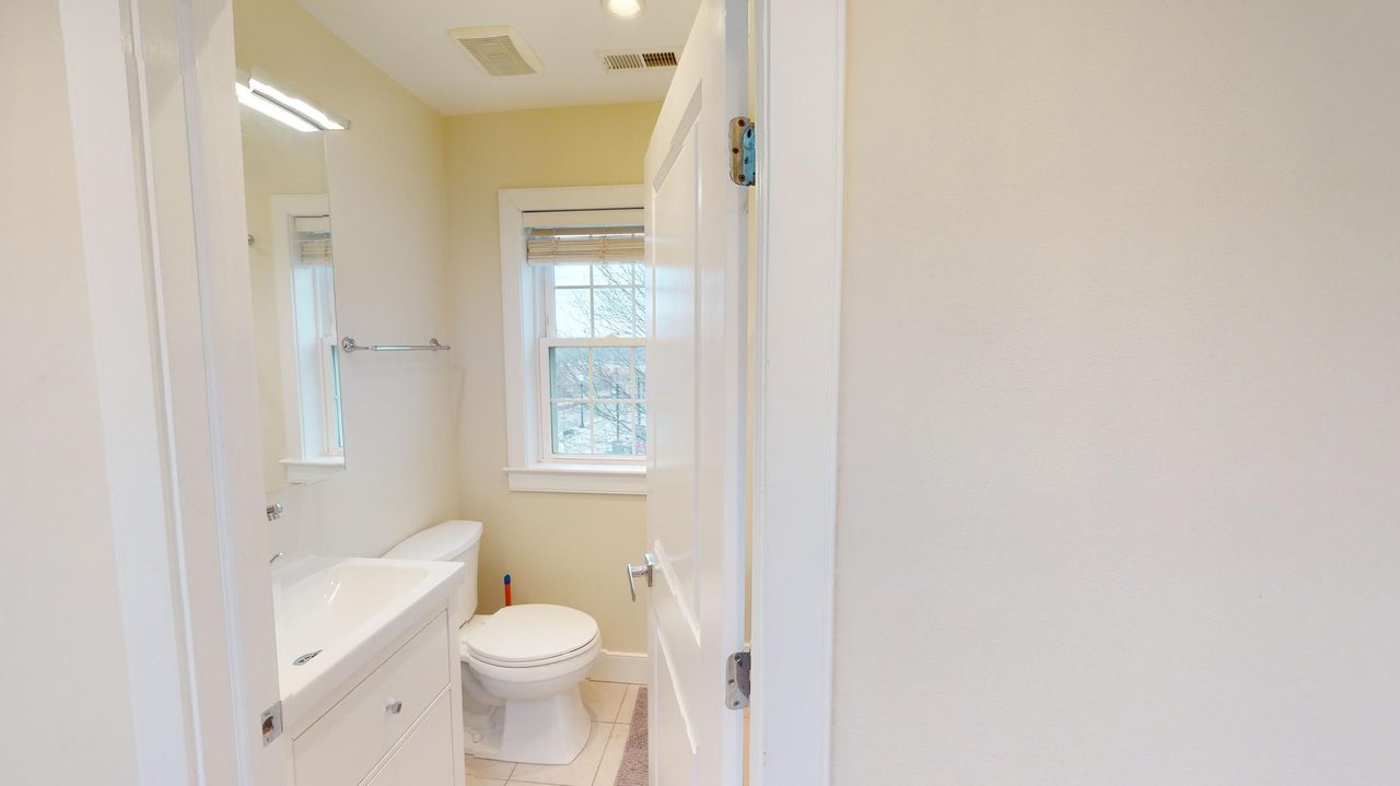  #1456: Capitol Hill - Queen Bedroom A W/Private Bathroom  -  #1456: Capitol Hill  - Gallery -  14