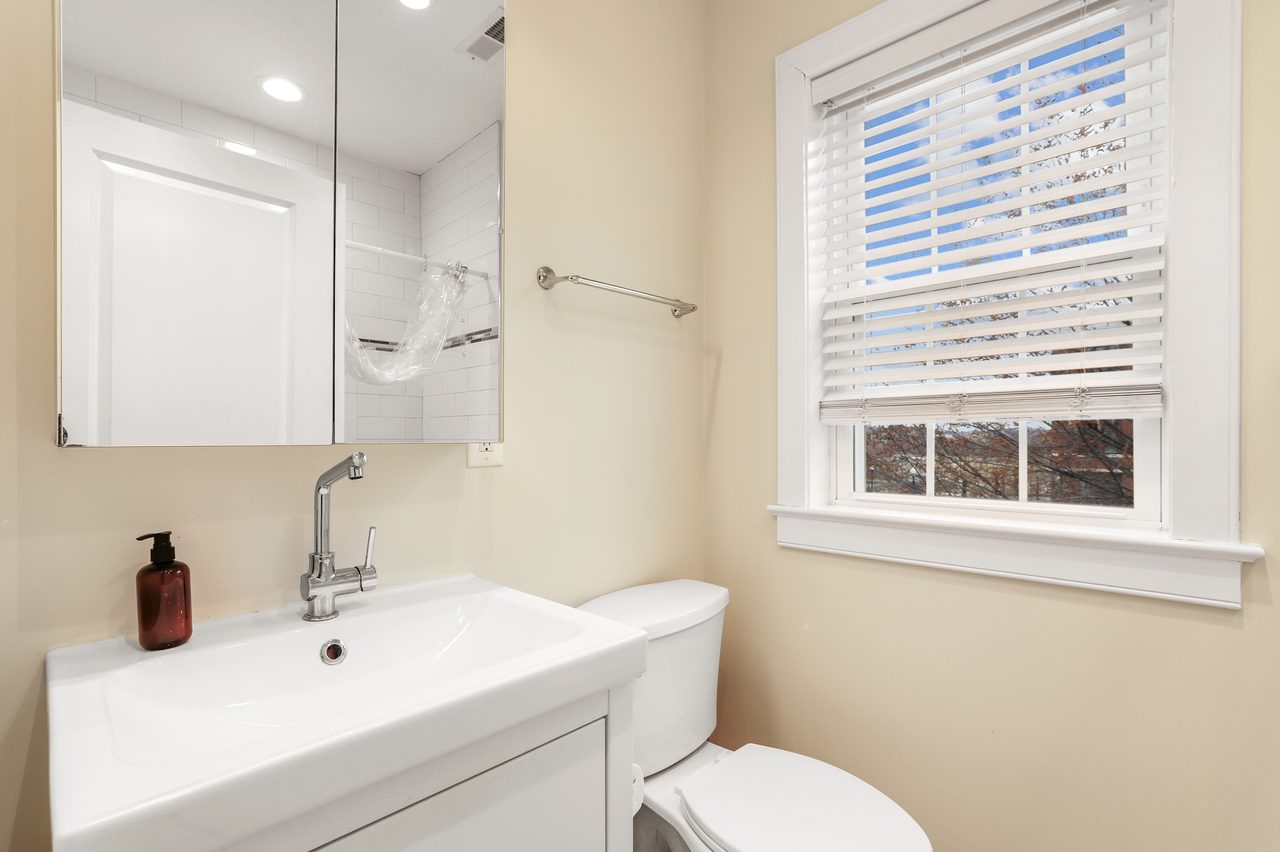  #1456: Capitol Hill - Queen Bedroom A W/Private Bathroom  -  #1456: Capitol Hill  - Gallery -  6