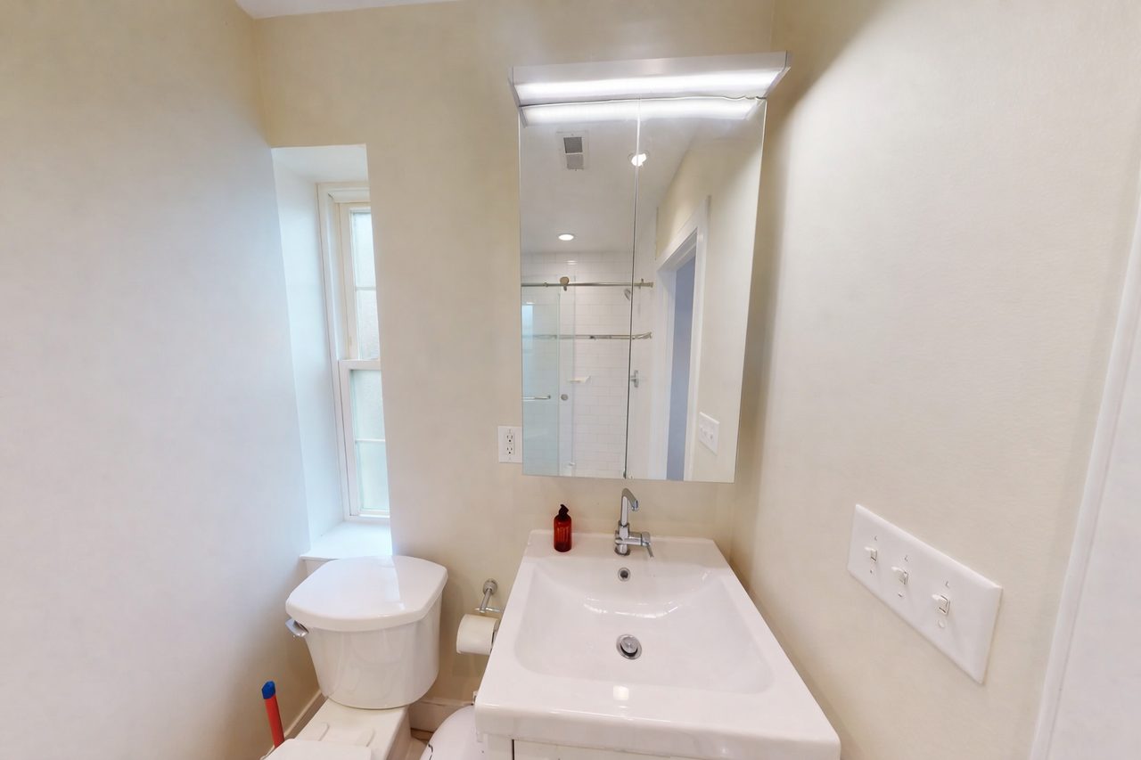  #1456: Capitol Hill - Queen Bedroom A W/Private Bathroom  -  #1456: Capitol Hill  - Gallery -  22