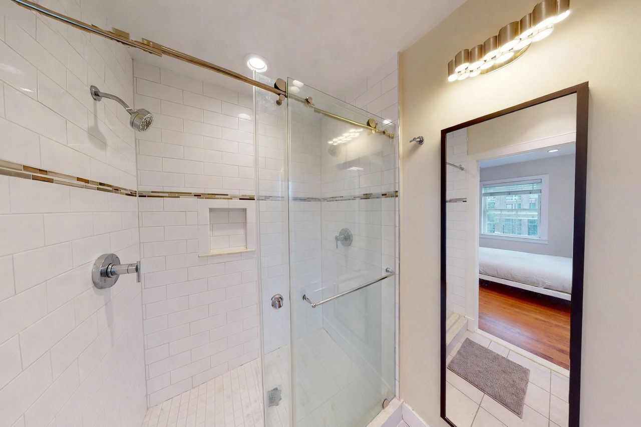  #1456: Capitol Hill - Queen Bedroom A W/Private Bathroom  -  #1456: Capitol Hill  - Gallery -  21