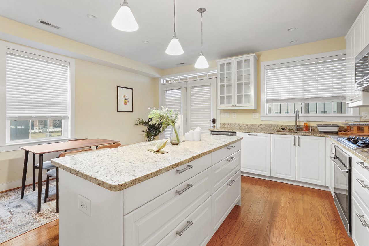  #1456: Capitol Hill - Queen Bedroom A W/Private Bathroom  -  #1456: Capitol Hill  - Gallery -  10