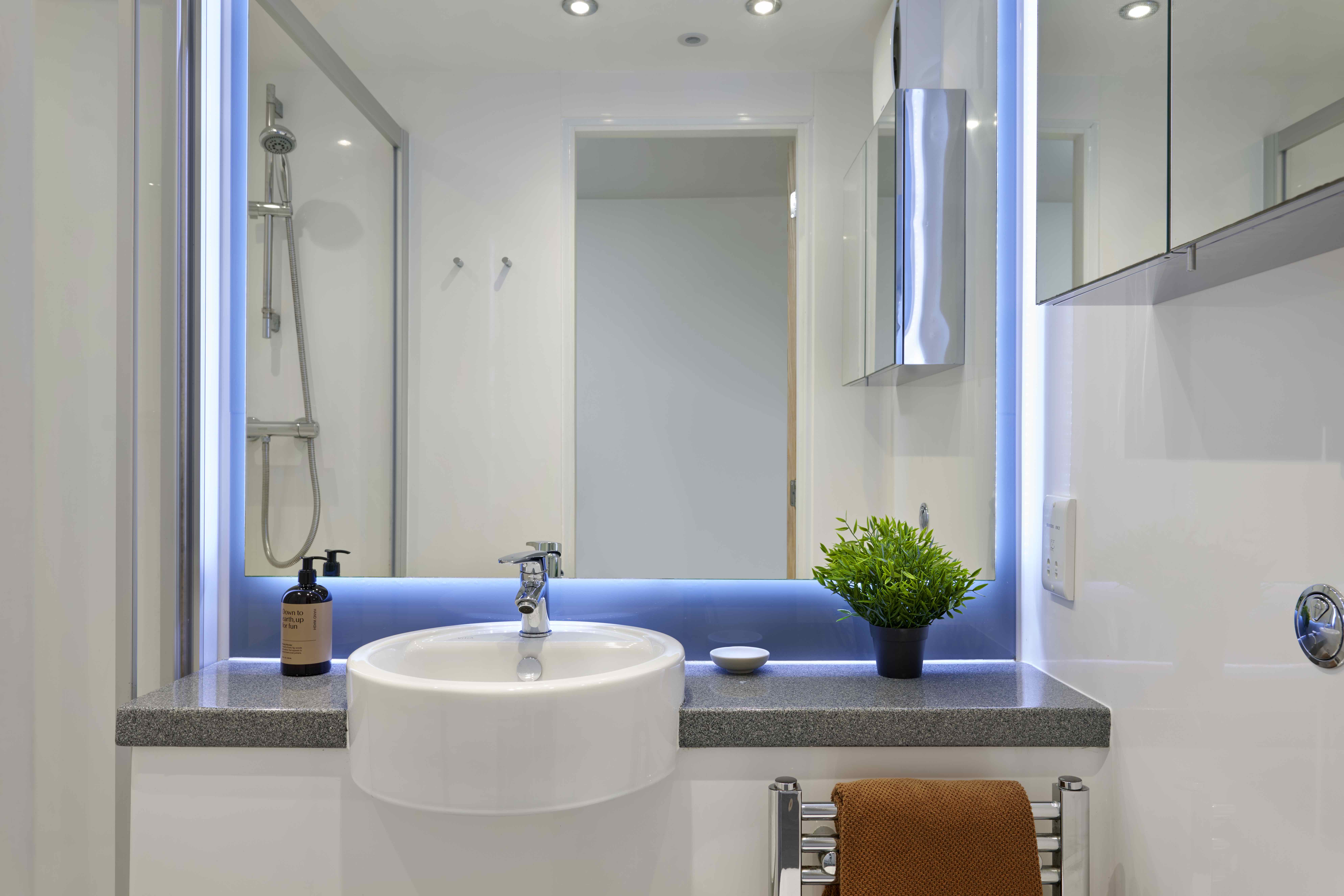 Silver Ensuite - Asa Briggs House - Gallery - 3
