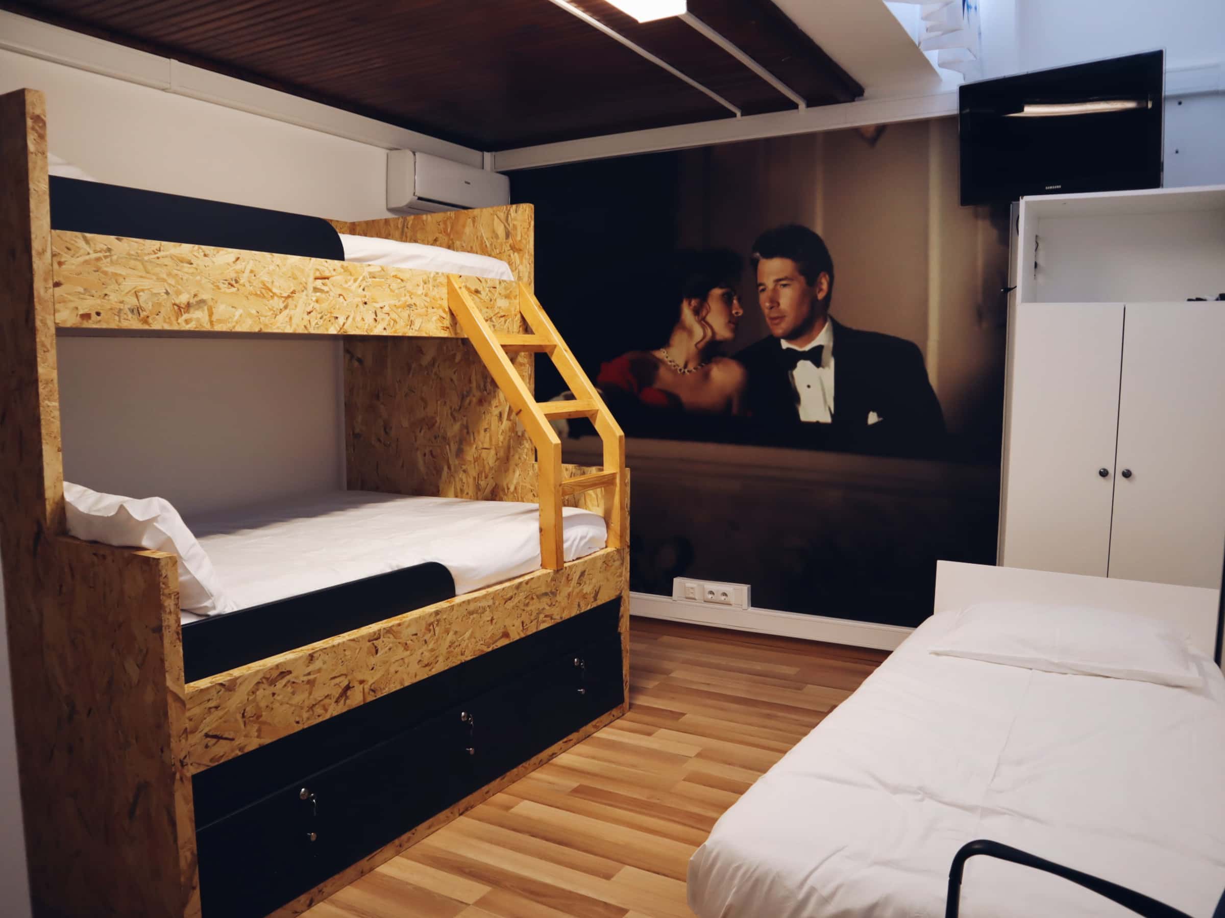  Bedroom With 4 Beds In Lagos  -  Bedroom with 4 beds in Lagos  - Gallery -  2