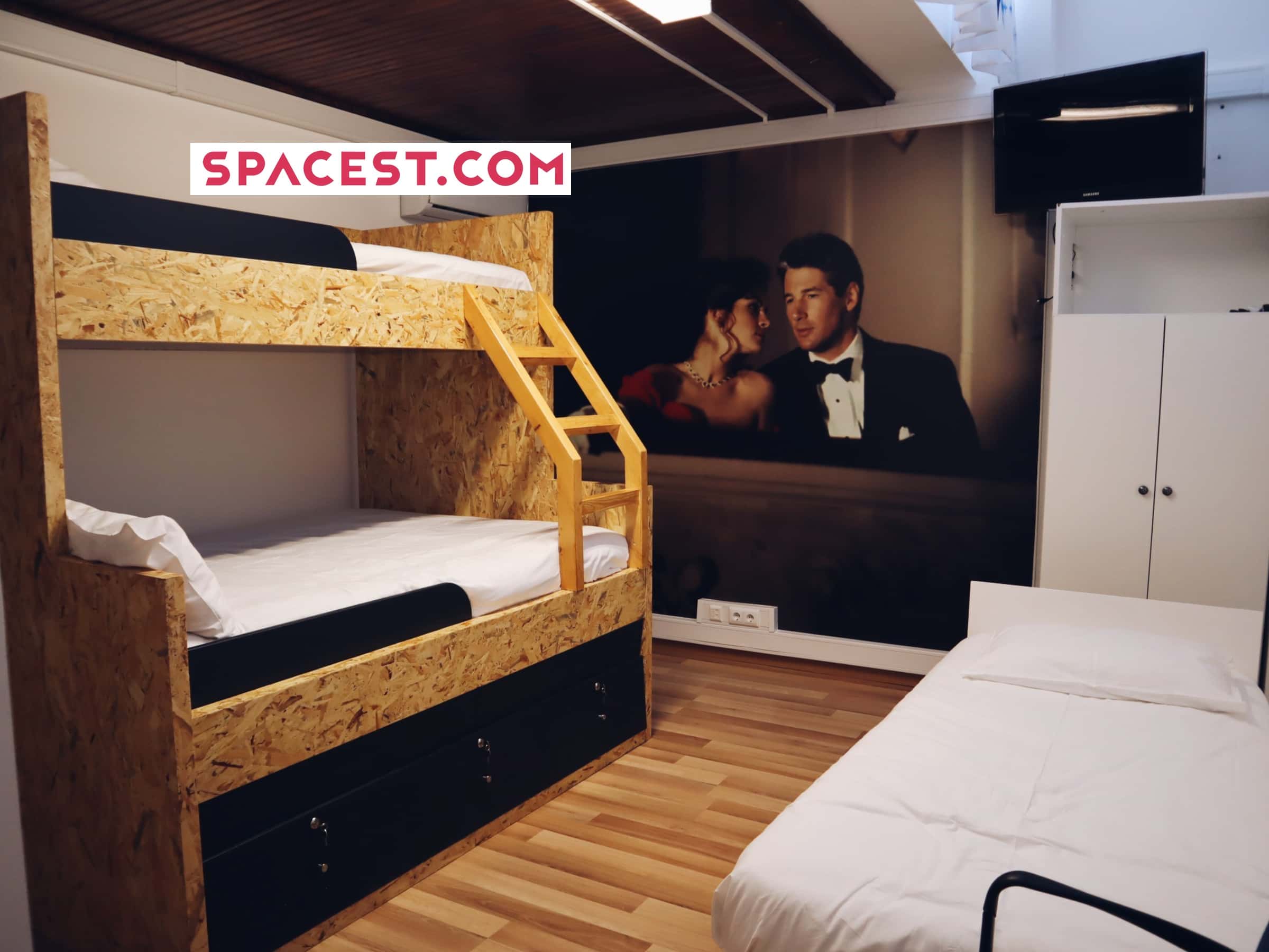 Bedroom With 4 Beds In Lagos - 1