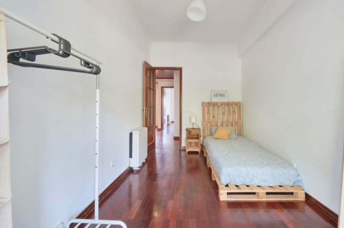 Bedroom in a 5-bedroom Apartment, Almada - Room 2