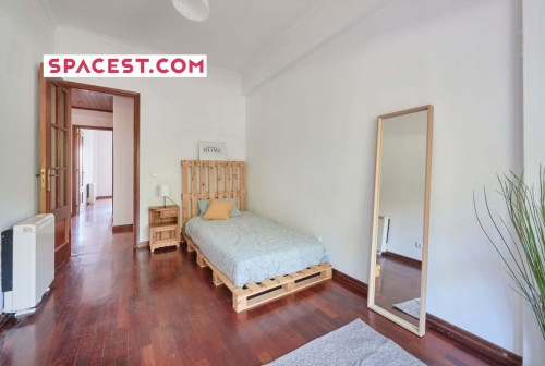 Bedroom in a 5-bedroom Apartment, Almada - Room 2 - Gallery - 5