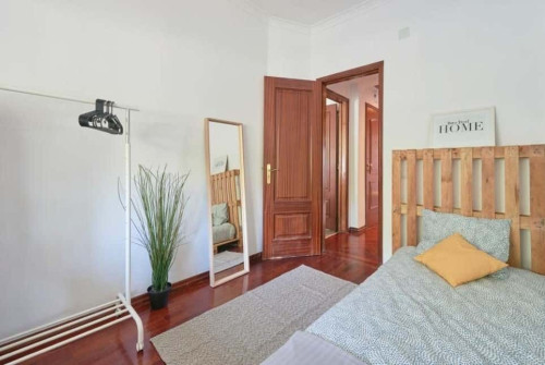 Comfortable Bedroom in a 5-bedroom Apartment, Almada - Room 1
