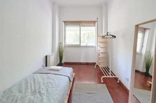 Comfortable Bedroom in a 5-bedroom Apartment, Almada - Room 1