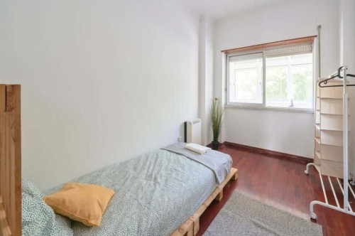 Comfortable Bedroom in a 5-bedroom Apartment, Almada - Room 1
