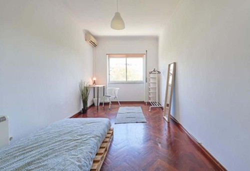Bedroom in a 5-bedroom Apartment, Almada - Room 4