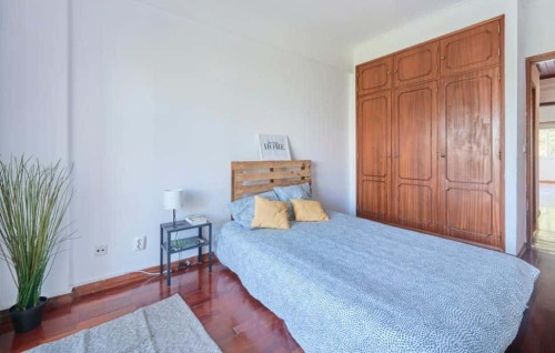 Bedroom in a 5-bedroom Apartment, Almada - Room 3