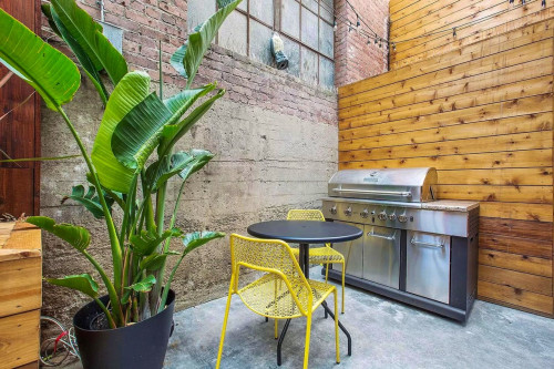 A lively residence located in the very heart of a culture rich neighborhood