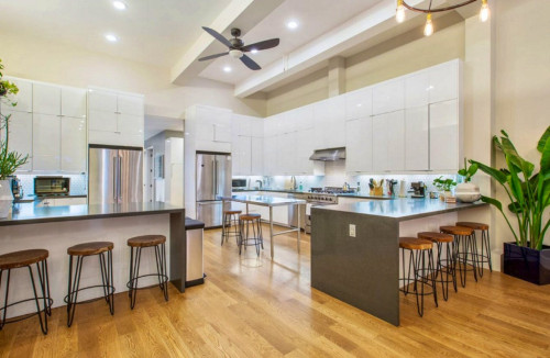 A lively residence located in the very heart of a culture rich neighborhood