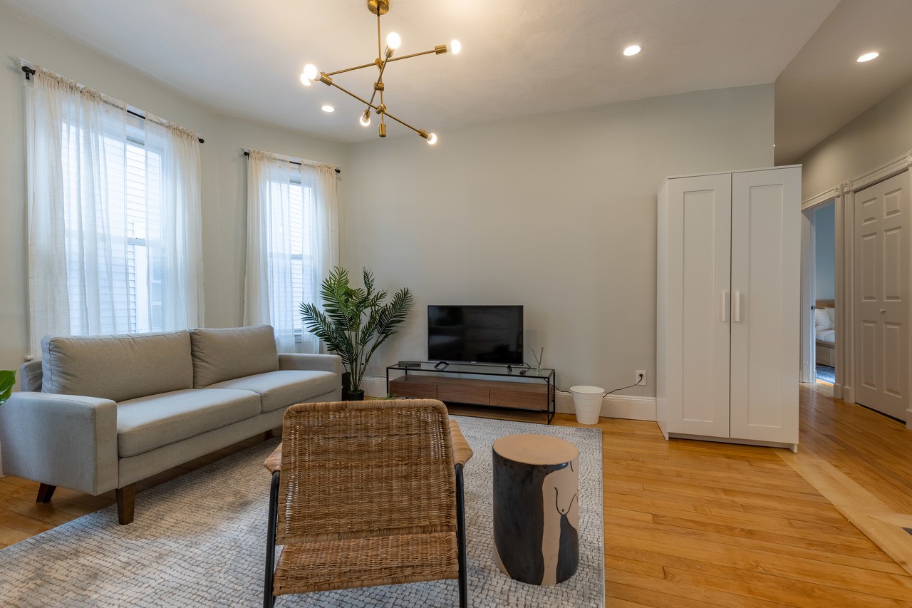#330: Savin Hill - Queen Bedroom D - 5