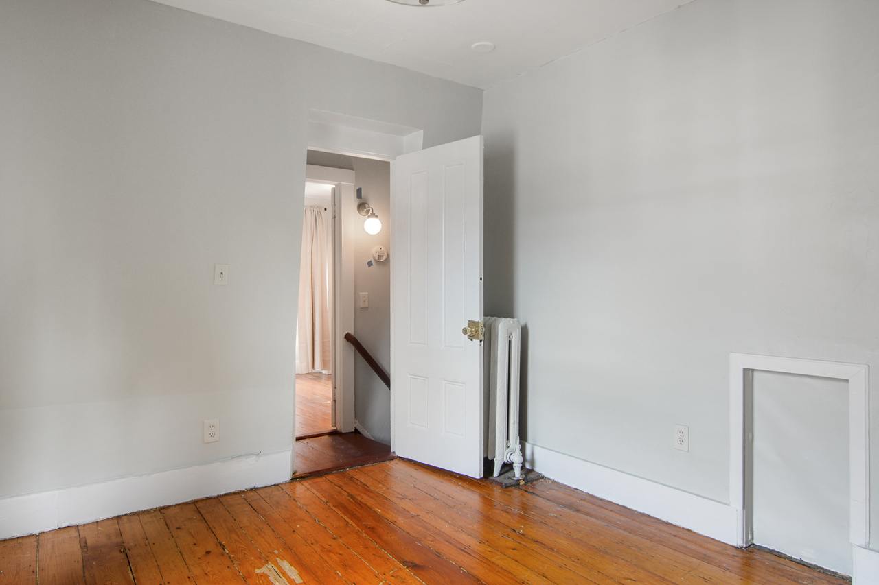 #585: Allston - Queen Bedroom C - 5