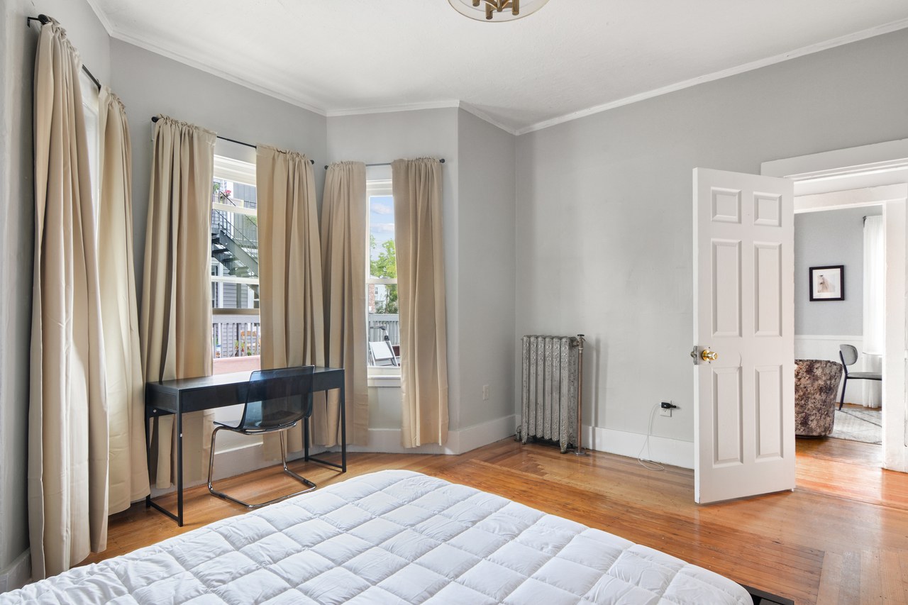 #585: Allston - Queen Bedroom A - 3