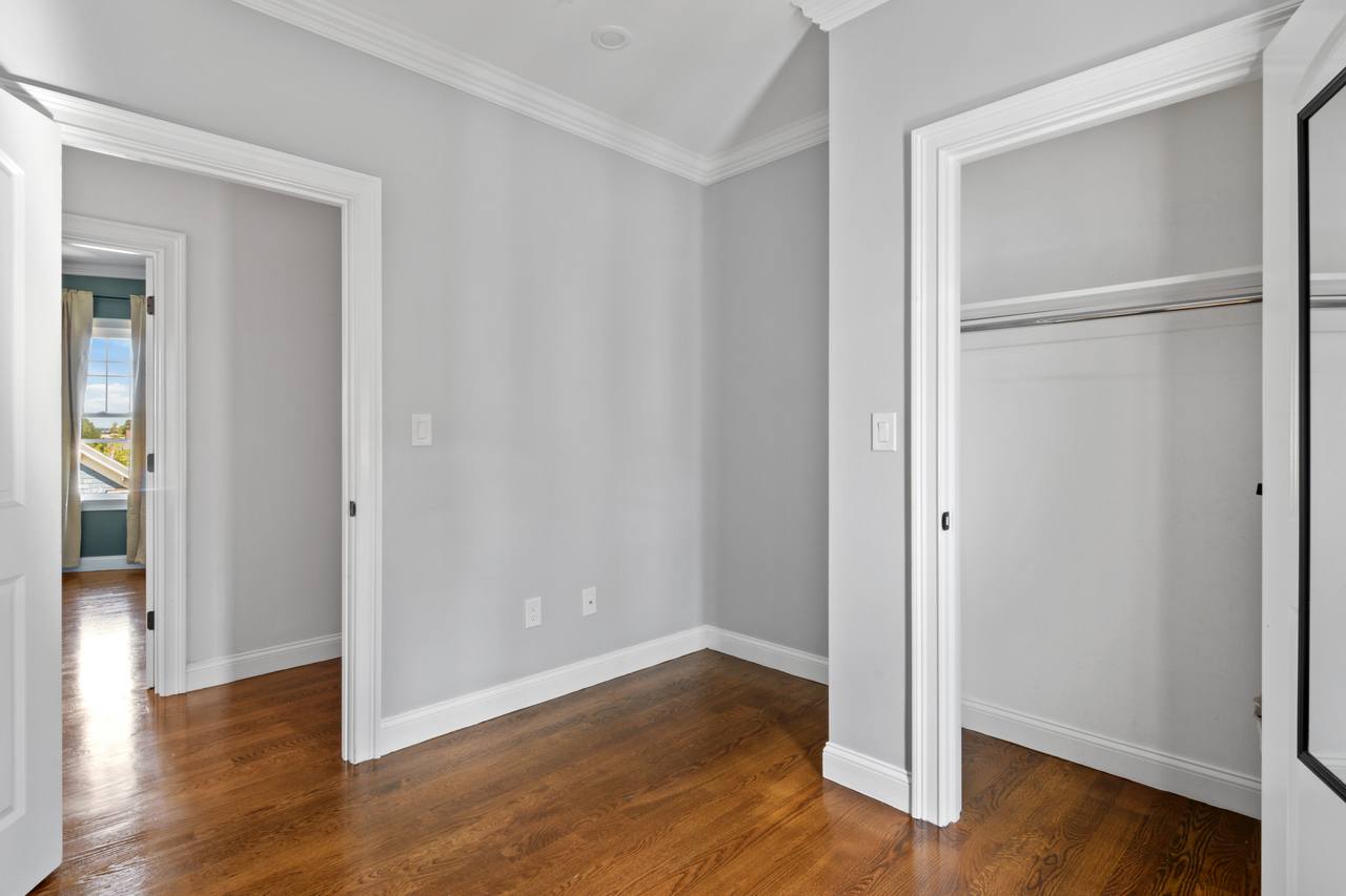 #547: Somerville - Queen Bedroom D - 2