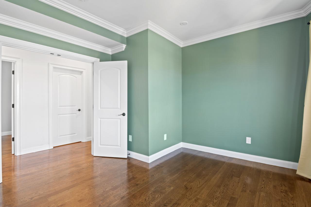 #547: Somerville - Queen Bedroom B - 4