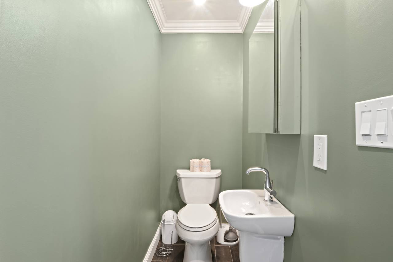 #547: Somerville - Queen Bedroom B - #547: Somerville - Gallery - 1