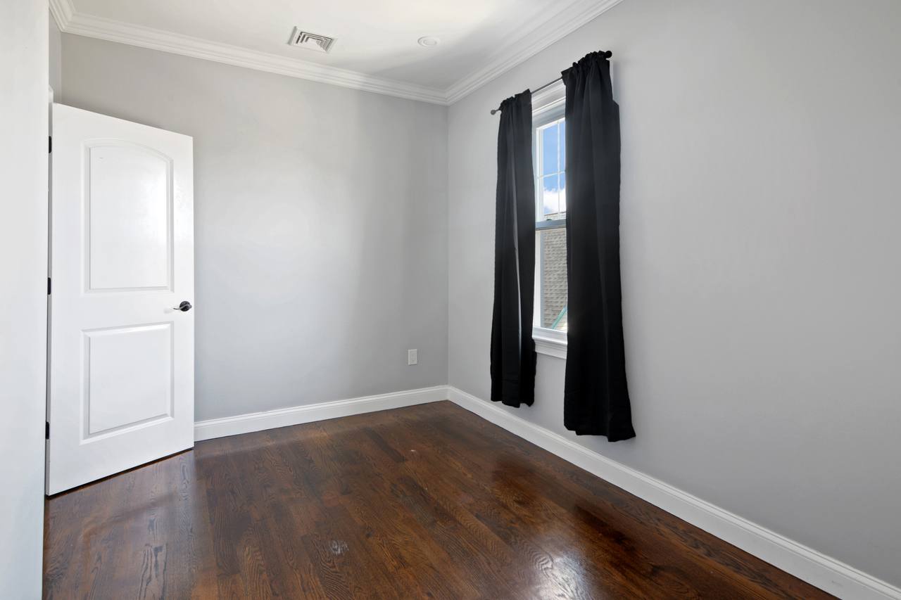 #547: Somerville - Queen Bedroom A - 18