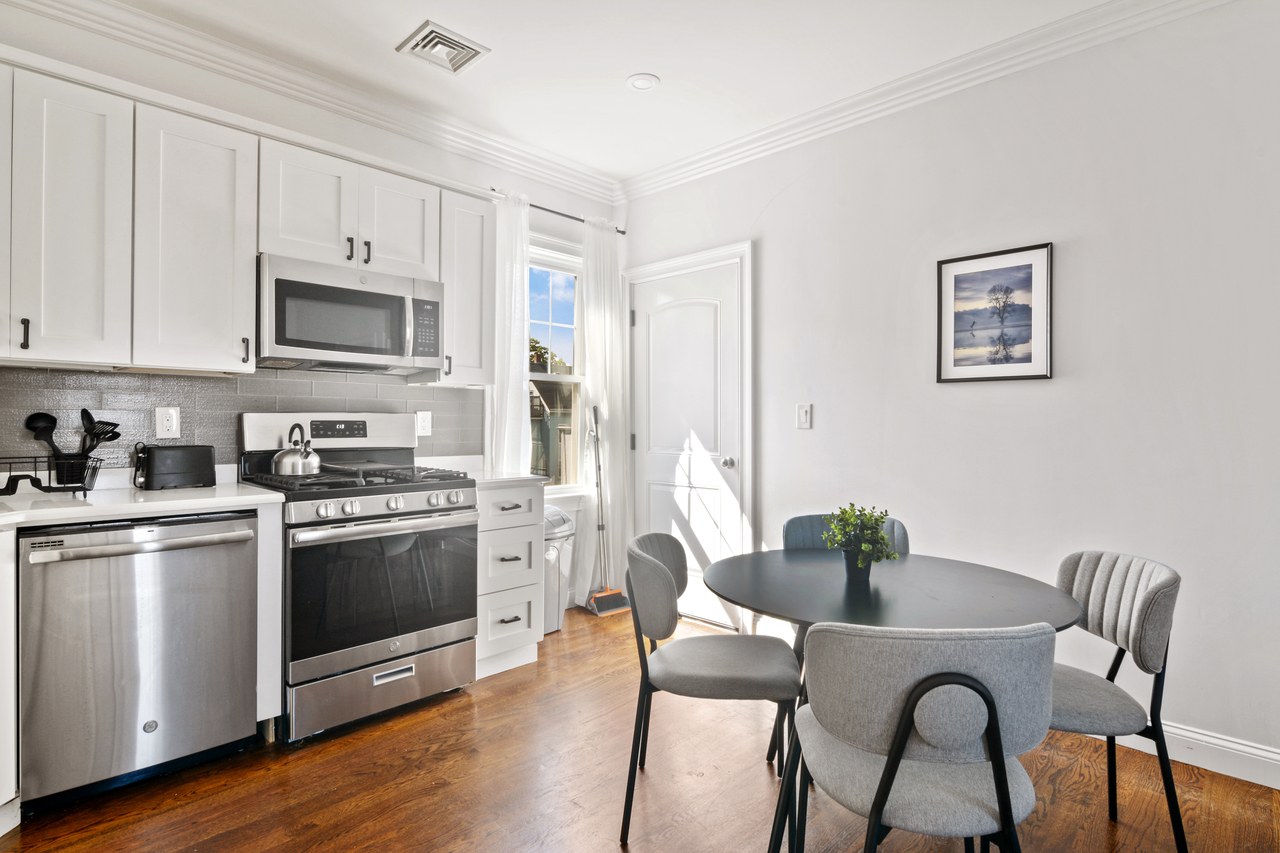  #547: Somerville - Queen Bedroom A  -  #547: Somerville  - Gallery -  9