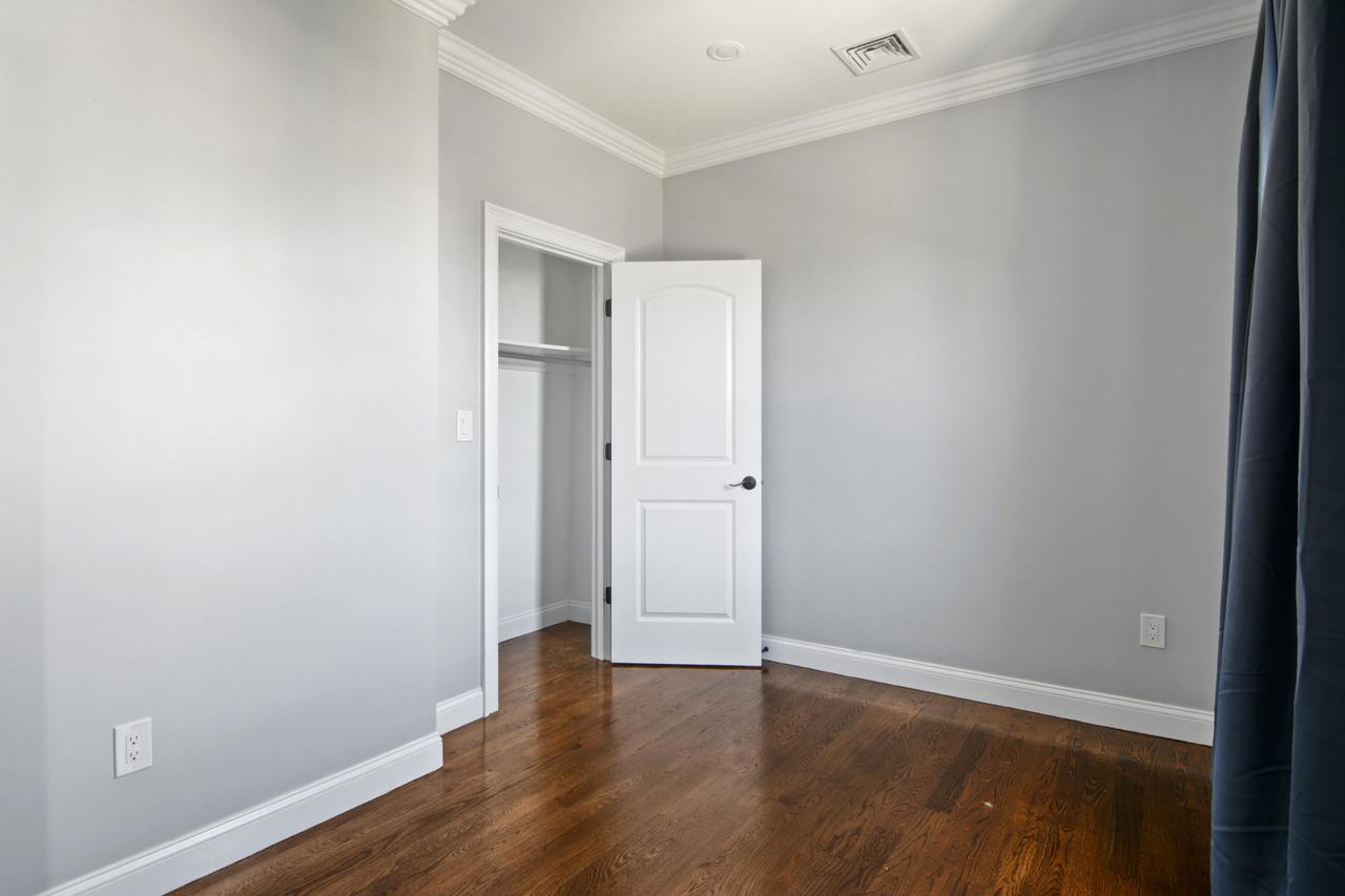 #547: Somerville - Queen Bedroom A - 2