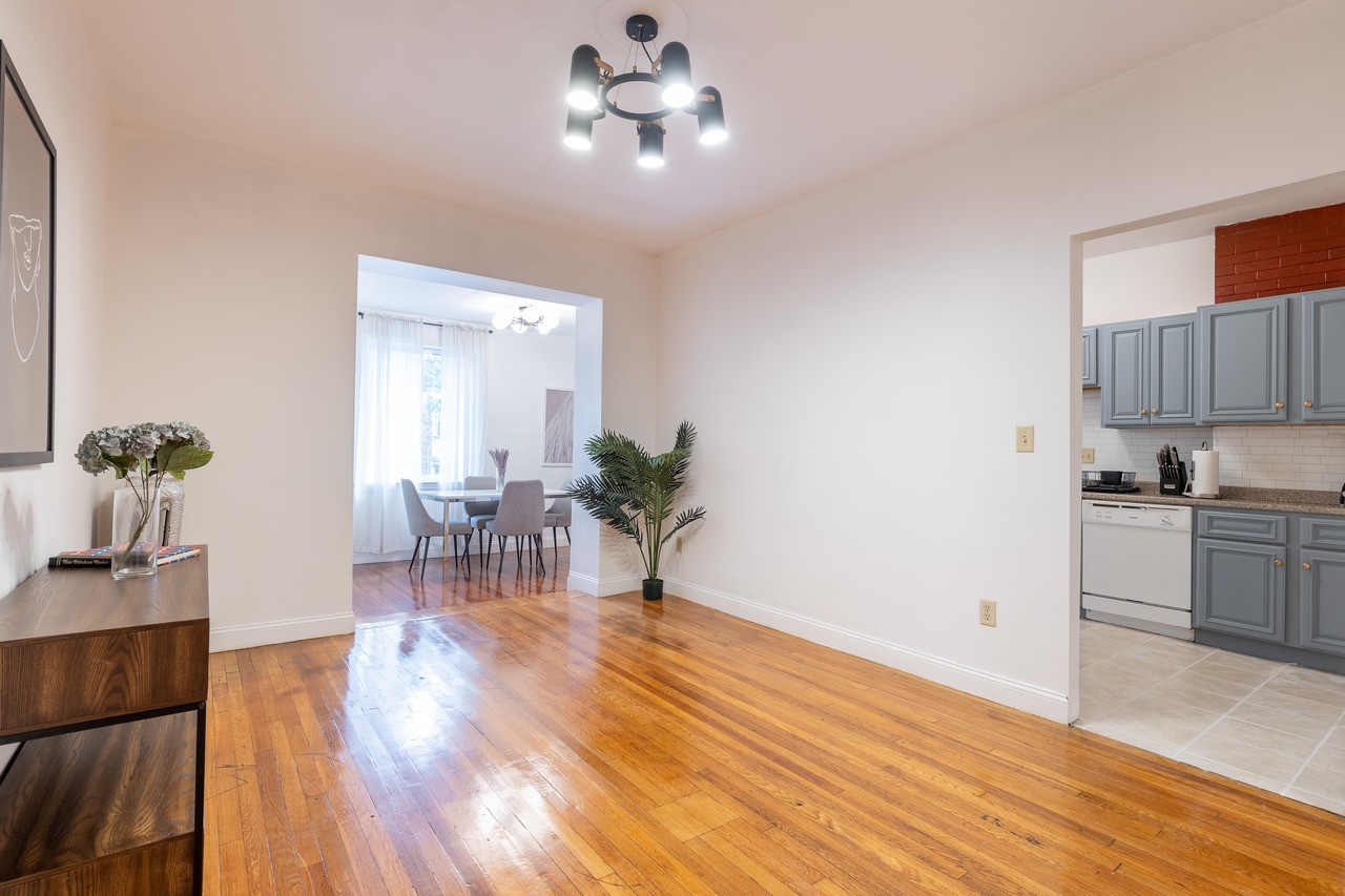  #368: Brighton - Queen Bedroom C  -  #368: Brighton  - Gallery -  9