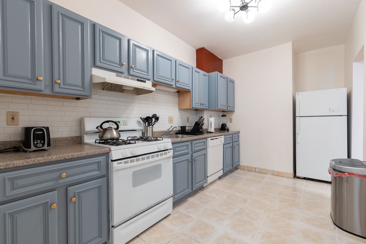  #368: Brighton - Queen Bedroom C  -  #368: Brighton  - Gallery -  8