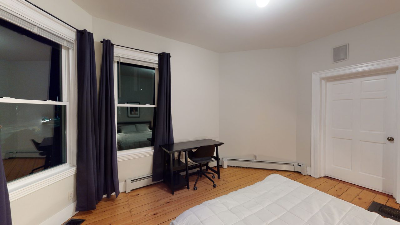 #951: Central Square (Cambridge) - Queen Bedroom C - #951: Central Square (Cambridge) - Gallery - 5