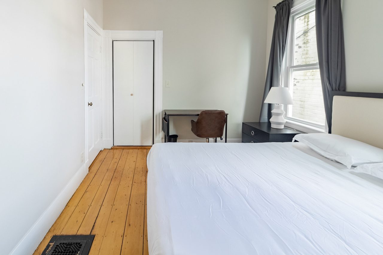 #951: Central Square (Cambridge) - Queen Bedroom B - #951: Central Square (Cambridge) - Gallery - 4