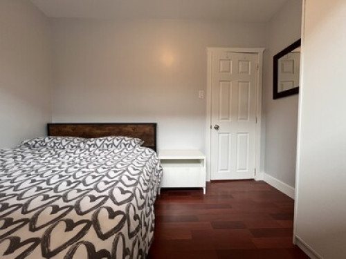 Queen Bed. 20 minutes to downtown.  - Gallery - 13