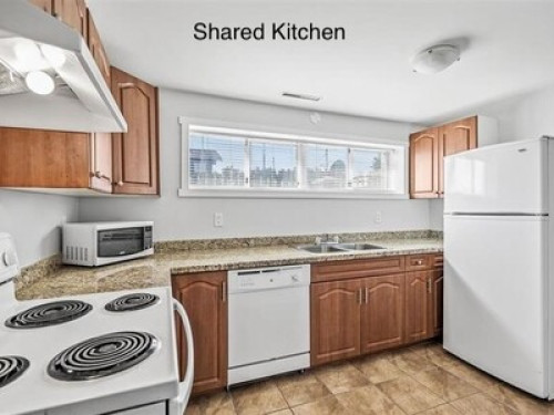 Queen Bed. 20 minutes to downtown.  - Gallery - 25