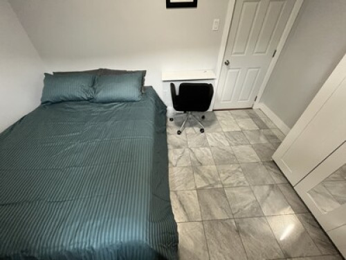 Queen Bed. 20 minutes to downtown.  - Gallery - 56
