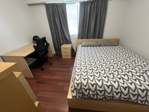 Queen Bed. 20 minutes to downtown.  - Gallery - 54