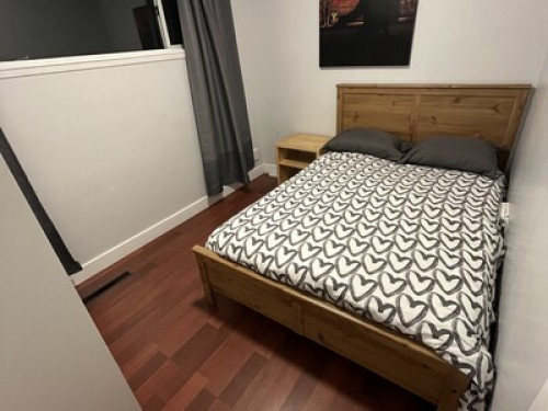 Queen Bed. 20 minutes to downtown.  - Gallery - 17