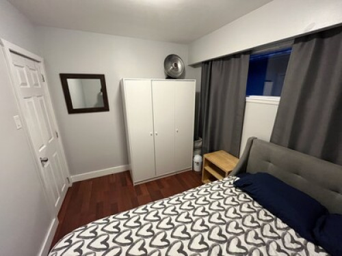 Queen Bed. 20 minutes to downtown.  - Gallery - 18