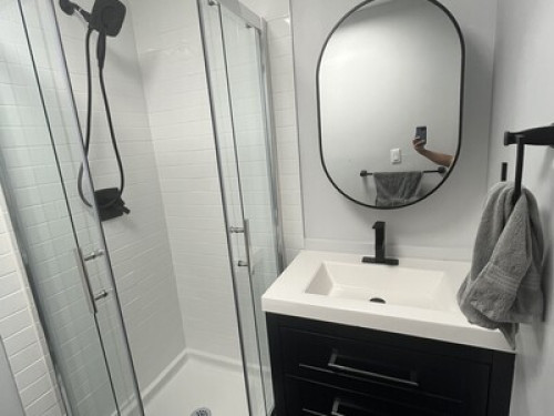 Queen Bed. 20 minutes to downtown.   - Gallery -  5