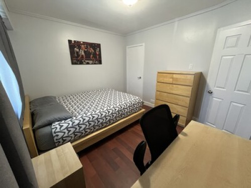 Queen Bed. 20 minutes to downtown.  - Gallery - 28