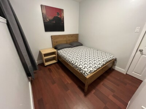 Queen Bed. 20 minutes to downtown.  - Gallery - 16