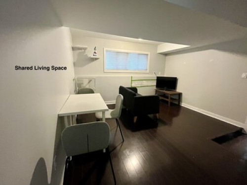 Queen Bed. 20 minutes to downtown.  - Gallery - 21