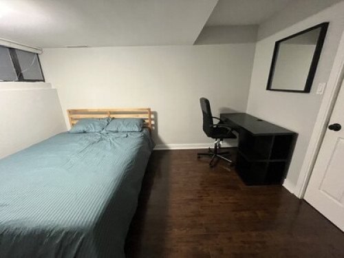 Queen Bed. 20 minutes to downtown.  - Gallery - 35