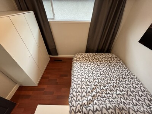 Queen Bed. 20 minutes to downtown.  - Gallery - 8