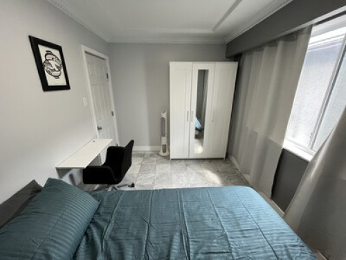 Queen Bed. 20 minutes to downtown. 