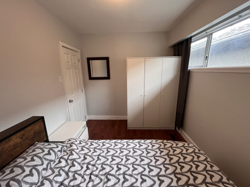 Queen Bed. 20 minutes to downtown.  - Gallery - 11