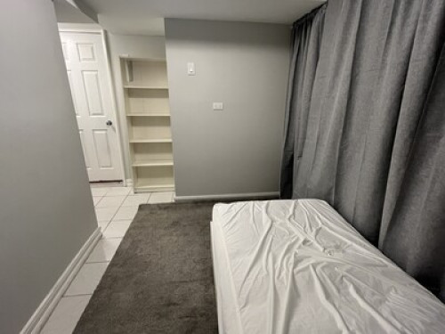 Queen Bed. 20 minutes to downtown.  - Gallery - 29