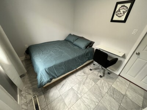 Queen Bed. 20 minutes to downtown.  - Gallery - 58