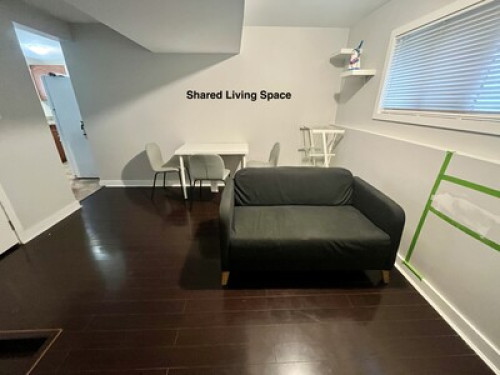 Queen Bed. 20 minutes to downtown.  - Gallery - 20
