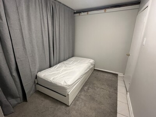Queen Bed. 20 minutes to downtown.  - Gallery - 30