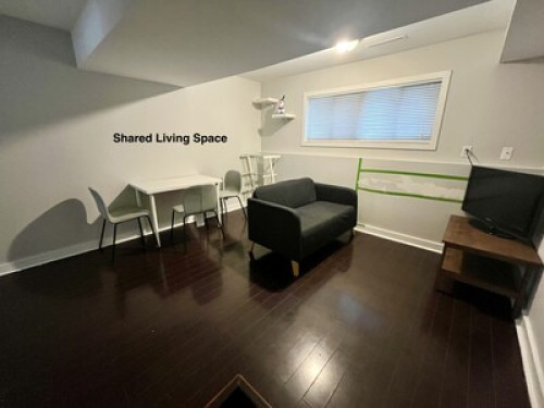 Queen Bed. 20 minutes to downtown.  - Gallery - 22