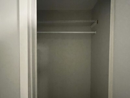Queen Bed. 20 minutes to downtown.  - Gallery - 27